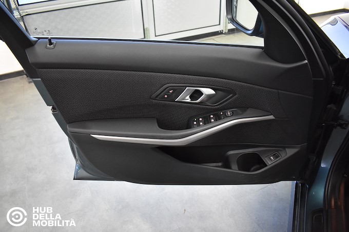 BMW 320d 48V xDrive Touring Business Advantage